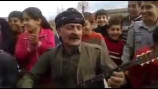 Komik Barack Obama'ya Türkçe Kürtçe Şarkı Resimi