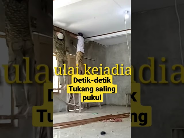 Detik Detik Tukang Saling Pukul #shorts #tukang #arsitektur class=