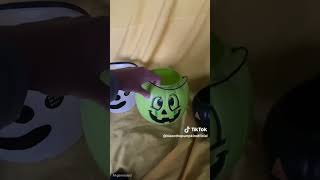 Blaco (black pumpkin), Greni (green pumpkin) and Ghosty (white pumpkin pail) watch the Lindor ad.