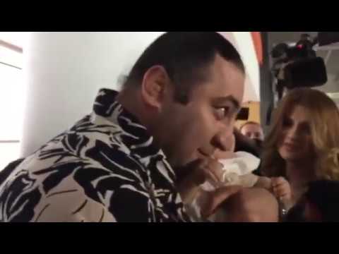 \"აი, ჩემი შვილი... ძალიან ბედნიერი ვარ\" - ტოჩინოშინის ემოციური შეხვედრა ცოლ-შვილთან აეროპორტში