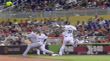 STL@MIA: Umpires review out call at first in 5th