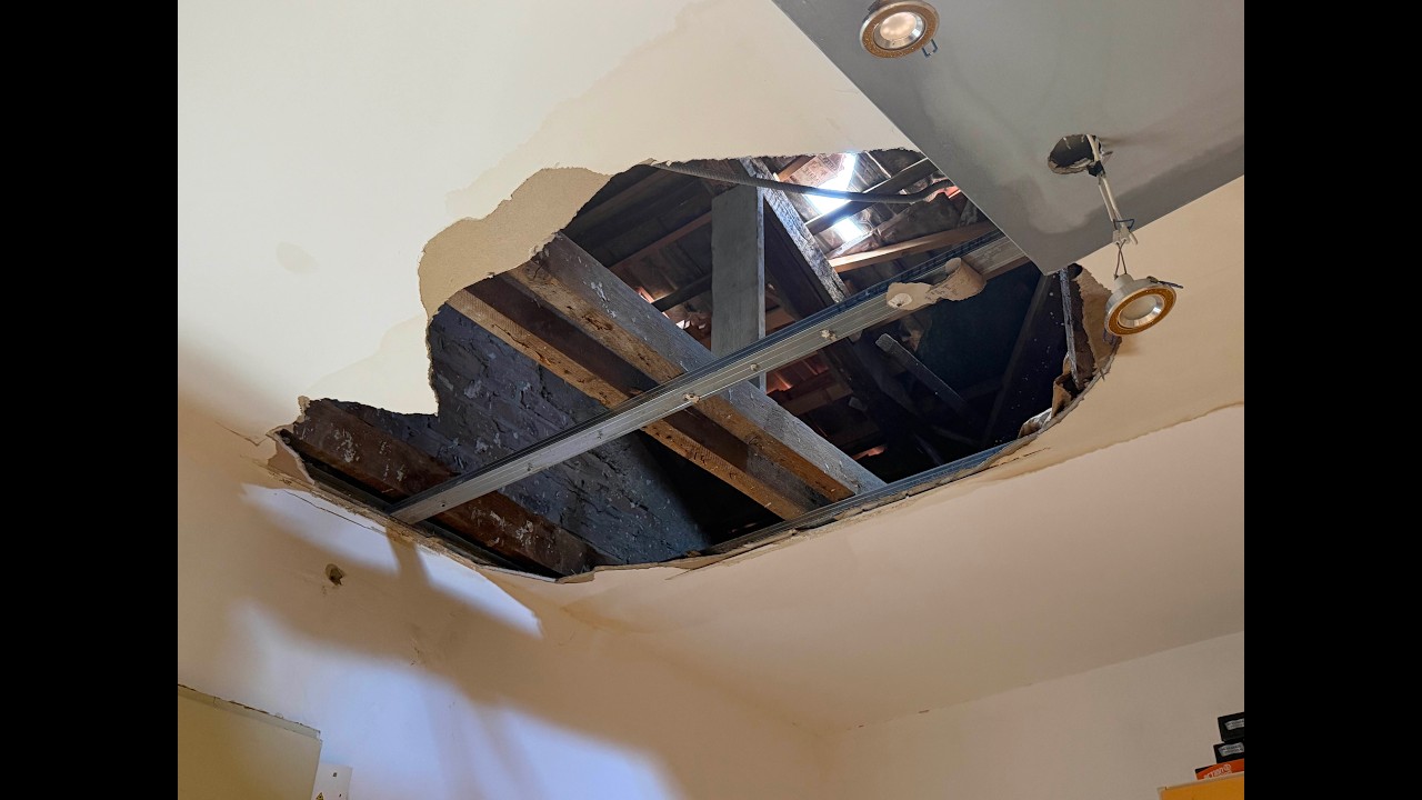 Gazzi, vola la guaina di una casetta e cede il controsoffitto della cameretta