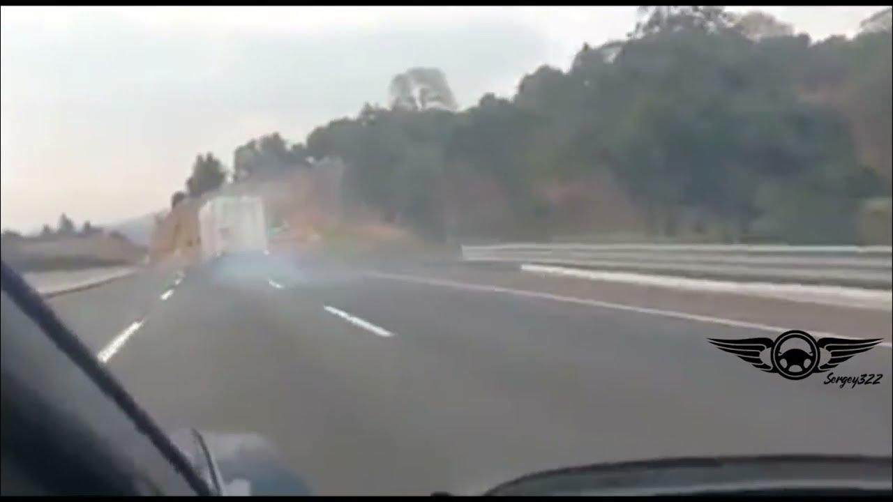 Авария м5 юрюзань сатка. Фура несется без тормозов авария. Аварий без тормозов. Аварий без тормозов. Фура в кювете.