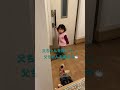 大きい靴を履きこなす2歳女の子