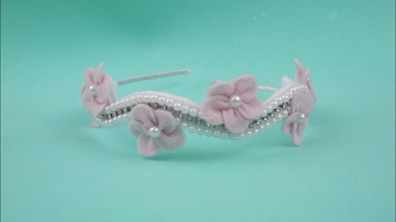Faça você mesma: tiara de pérolas com flores de feltro
