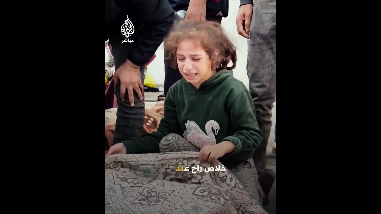 طفلة صغيرة تواسي أخاها عقب اســتـ ــشـهـاد شقيقهما بعد والدهما جراء القـ ــصـف الإسرائيلي