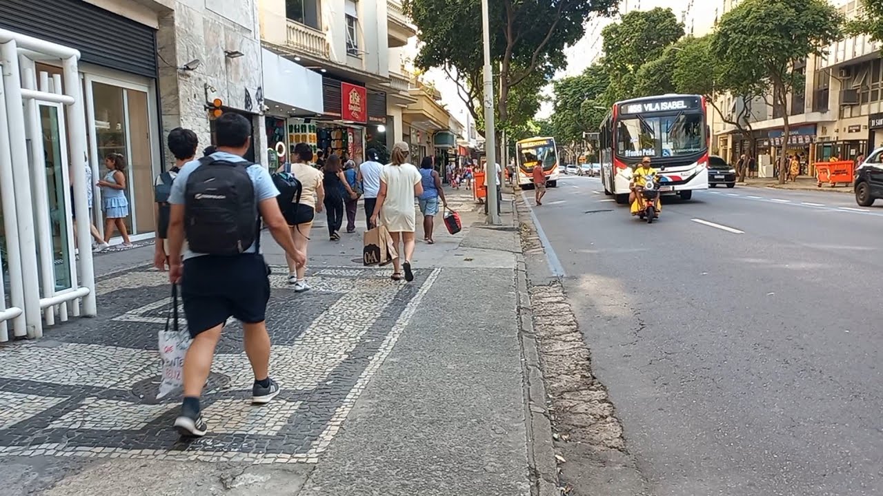 ÔNIBUS e CARROS ATENTOS AO TRÂNSITO EM COPACABANA (RJ)