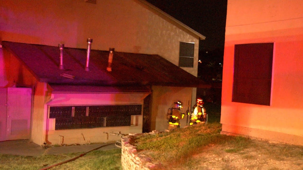 Late-night fire forces evacuation of 4 apartment units, SAFD says - YouTube