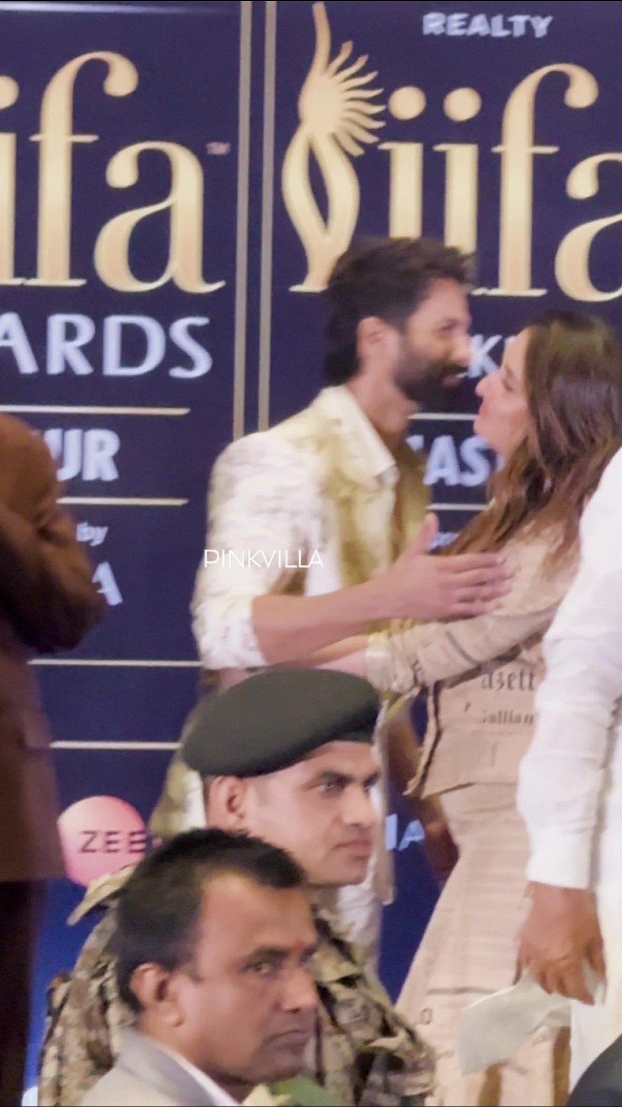 Kareena Kapoor Khan \u0026 Shahid Kapoor HUG In a VIRAL Video ? | #shorts #bollywood #couple #viralvideo