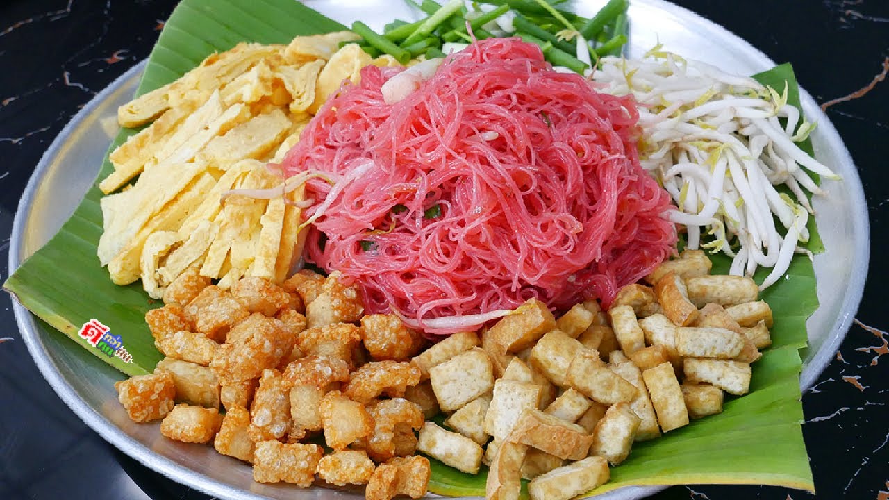 ผัดหมี่ชมพู เครื่องแน่น สำคัญที่น้ำซอส เข้มข้นสะใจ แค่เห็นก็สดใสโลกเป็นสีชมพู กินแล้วอารมณ์ดี