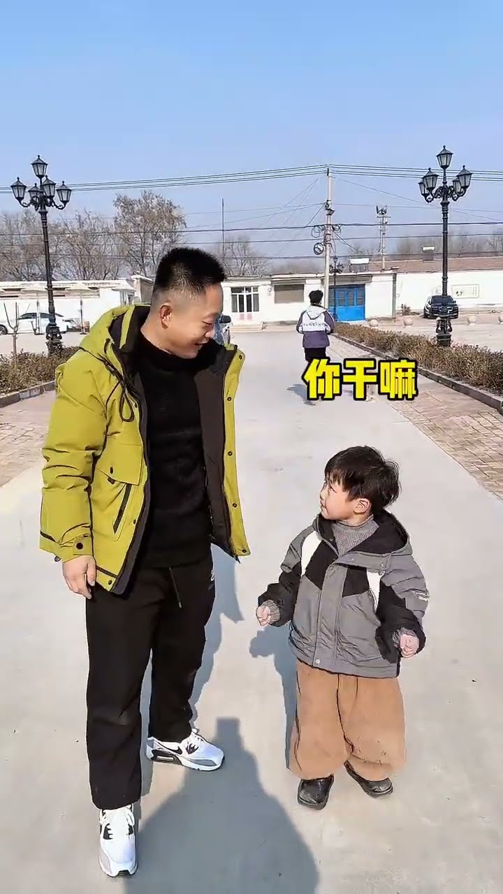 父子两玩游戏，这裁判也太不地道了！#Cute baby#Cute#呆萌小米宝#聪明宝宝#萌娃