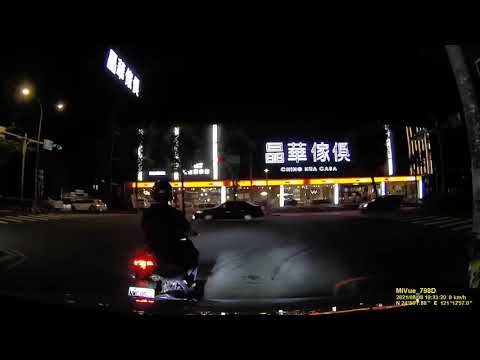20210808桃園平鎮轉彎汽車未禮讓直行機車的車禍