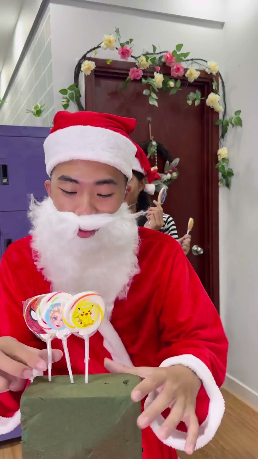SH - Nụ hôn và cây kẹo mút || Kiss and lollipop #shorts