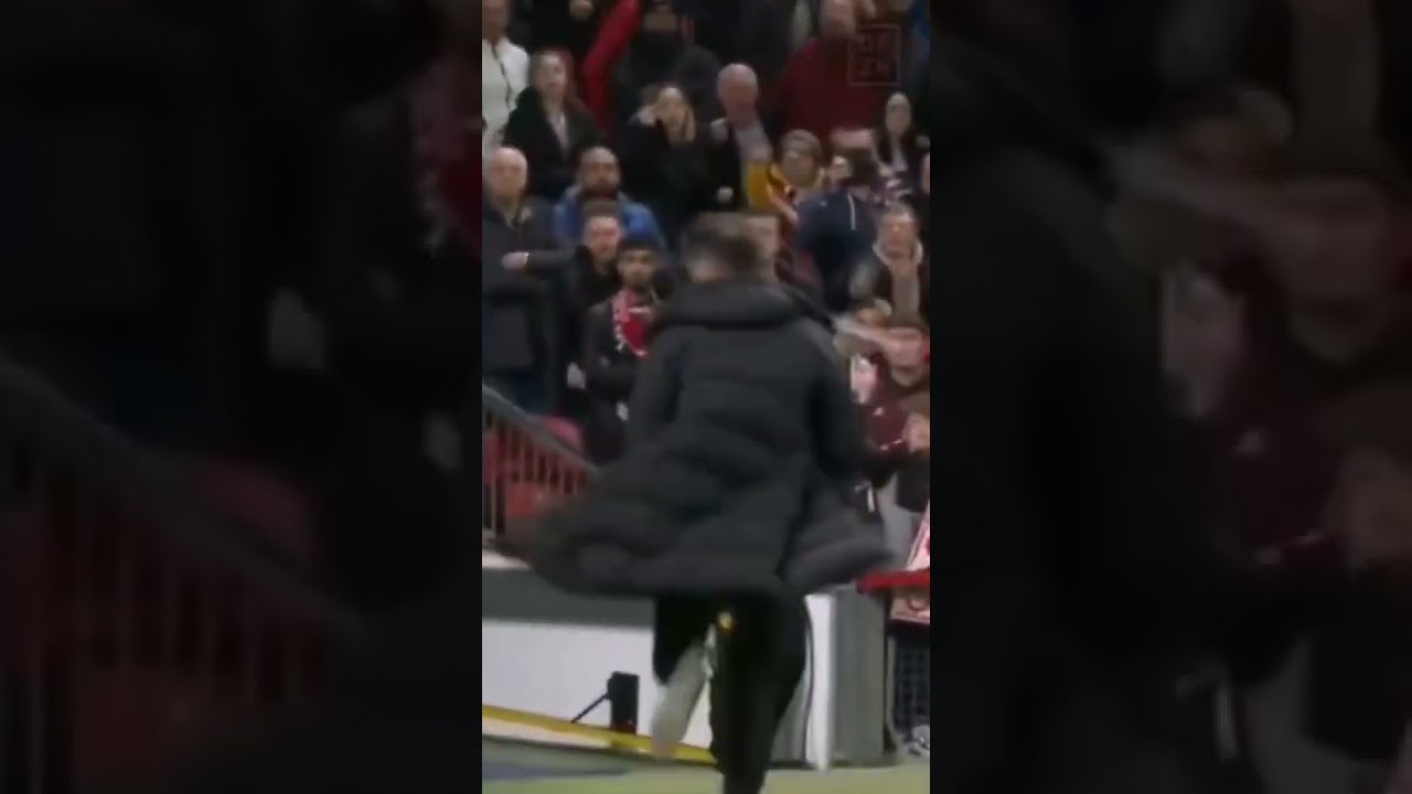 Man United fans throwing stuff at Diego Simeone😱