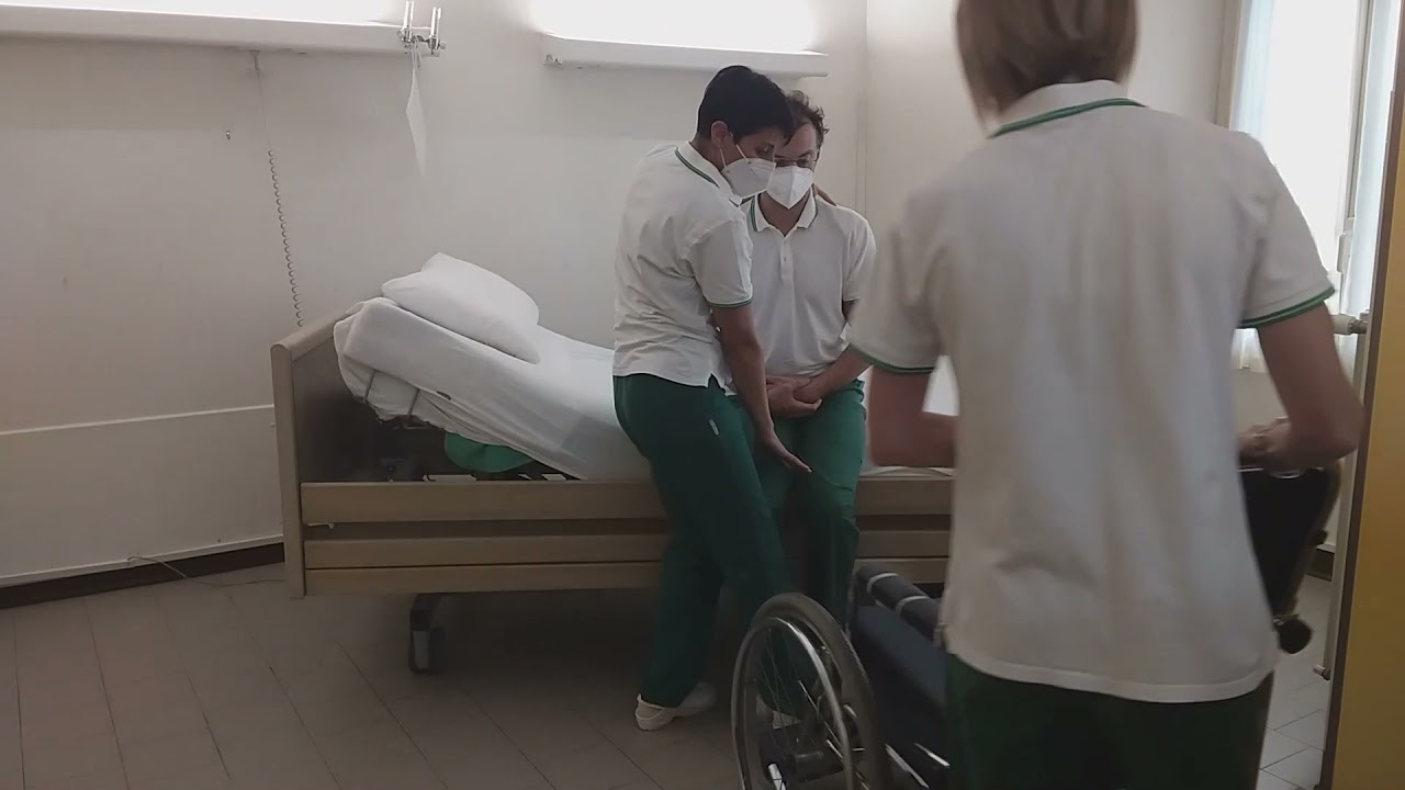 trasferimento letto carrozzina con due operatori