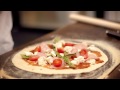 Gorm laver en lækker og sprød pizza i Morsø Forno Udeovn