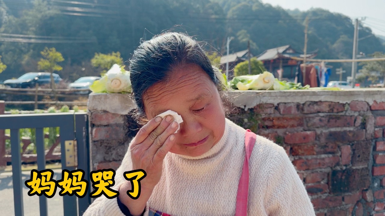 妈妈跟远嫁贵州的妹妹打电话，妹妹现在怀着二胎，妈妈怕她吃不好，怕她报喜不报忧，又怕她一个人扛着所有，却不忍心跟家里说，妈妈说着说着就哭了…1500多公里的路，隔着的不只是距离，更是那些说不出口的惦记