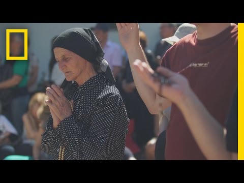 Video: Obrie žuvačky v uliciach Benátok. Neuveriteľné sochy Simone Deckerovej