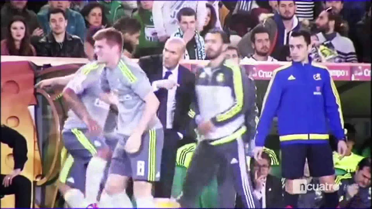 Zinedine Zidane se cabreó en el banquillo del Villamarín ante Real Betis