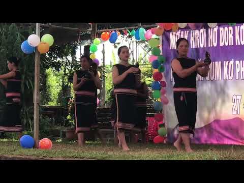 Video Hoa hậu chân dài Ploi ko trình diễn trang phục truyền... - youtube