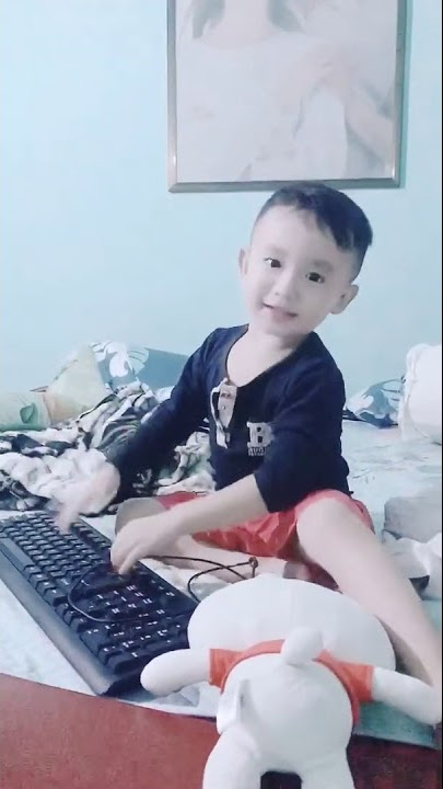 Bé đánh dj hát baby shack