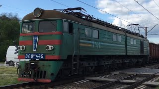 Электровоз ВЛ8м-1449 с грузовым поездом.