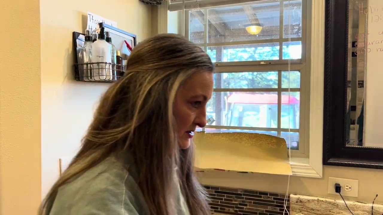 Instant Privacy Hack: Installing Frosted Window Cling in Our Master Bath // @RockinGFarmandGarden