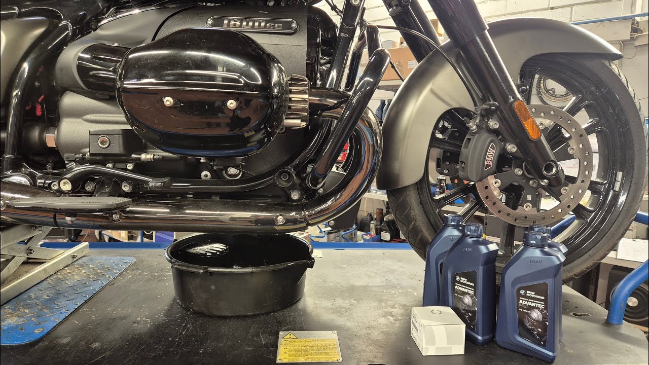 BMW R 18 Engine oil change