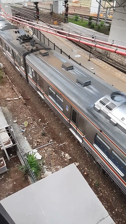 KRL melaju pelan keluar dari Balai Yasa Manggarai! 🤩🔥 #krlcomuterline #krl #commuterline
