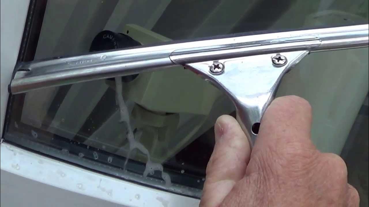 How To Use a Squeegee - Window cleaning tips 