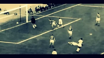 Quanti anni ha il giocatore di calcio pelle?