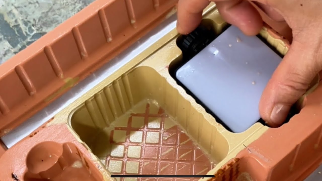 Live fill light inner support transparent packaging box complex mold facelift manufacturing process