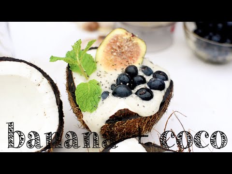 Vitamina de Banana com Água de Coco e frutas servida dentro do Coco
