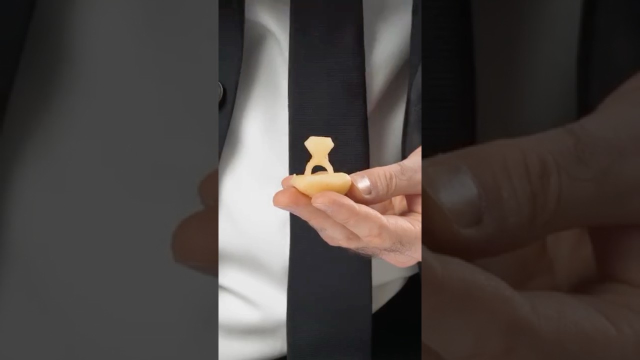 Предложение руки и сердца с помощью картофельного кольца