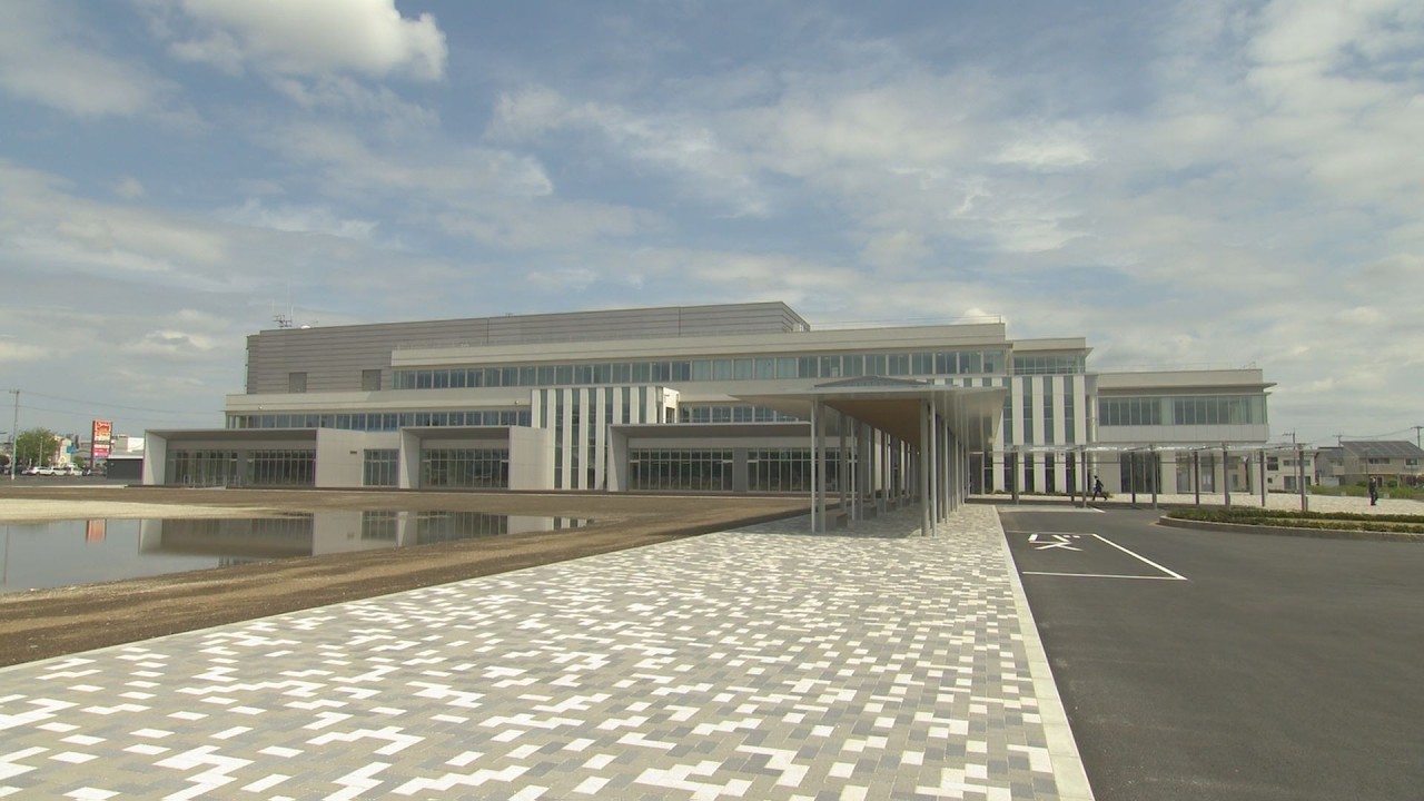 Multilingual signage is available in the new town hall of Oizumi