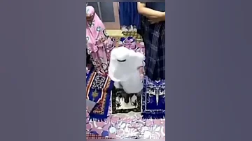 شاهد طفلة صغيرة تصلي مع ابوها لكن بكل مرة تحاول تركع يحدث الغير متوقع الصلاة الاطفال منوعات 