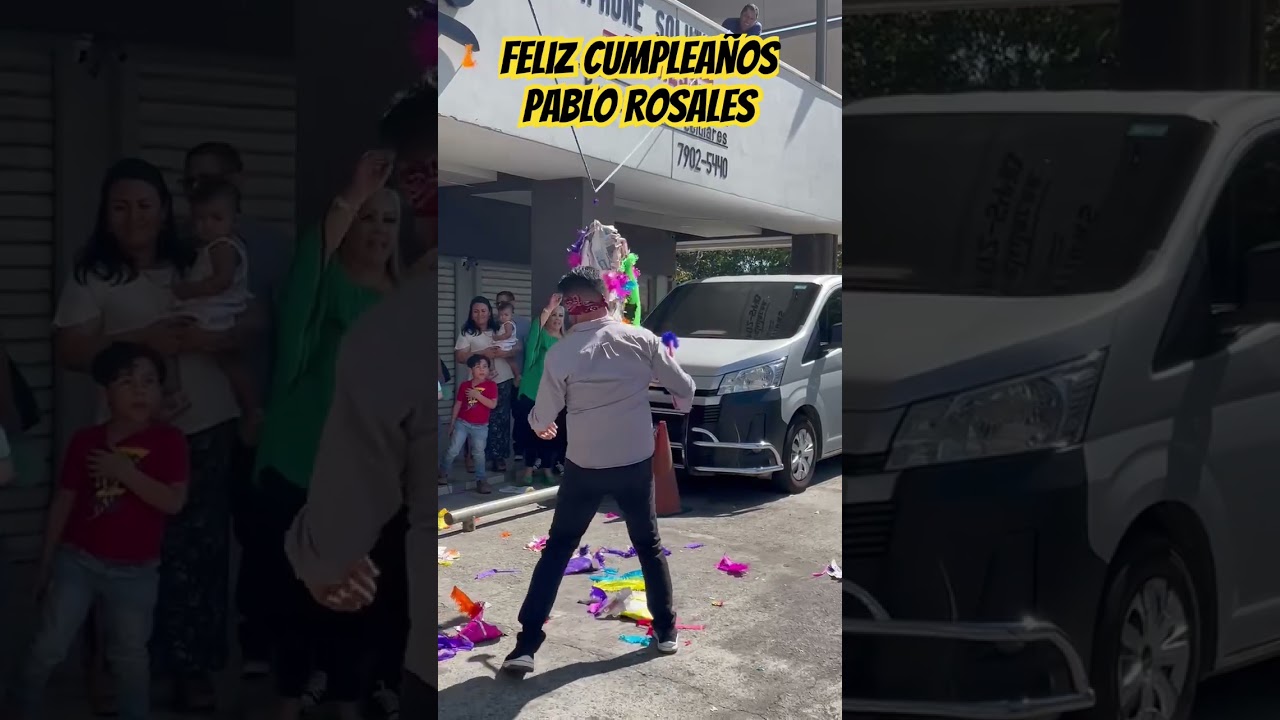 Pablo Rosales rompiendo una piñata en su cumpleaños
