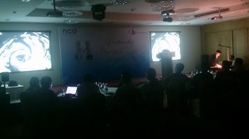 Họa si tranh cát biểu diễn Nguyễn Tiến