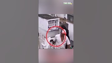 Rơi nước mắt khoảnh khắc cậu bé nằm bên mộ mẹ| Tinh Hoa TV