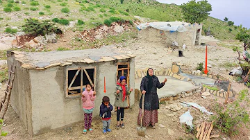 Feeding in the storm: the cameraman cheered the spirit of the orphan family with a gift