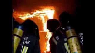 Bomberos contenedor flashover
