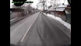Алматы. Пешеход идет по дороге, хотя есть тротуар 20150123 1115
