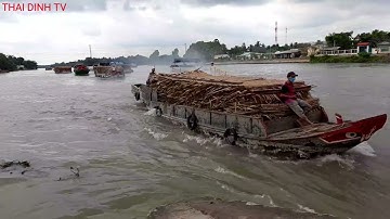 Sà lan ghe cộ tăng ga vượt cống 7 cửa