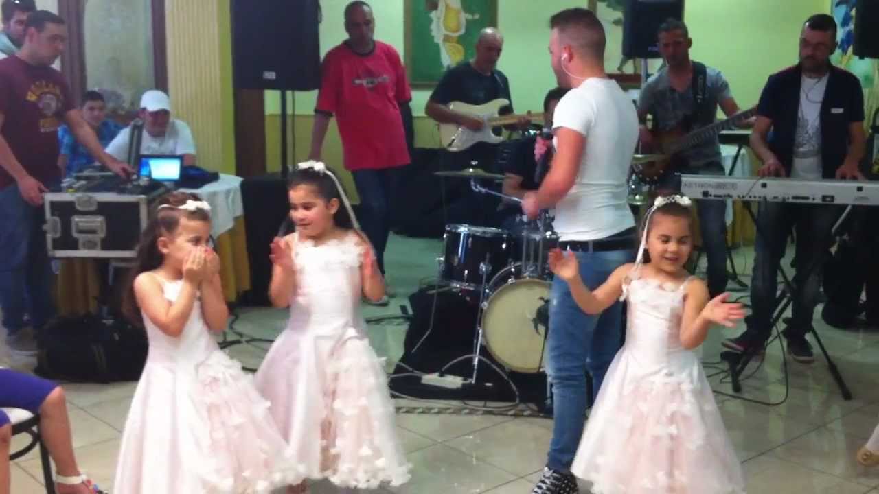 Anthony canta un mix di canzoni napoletane