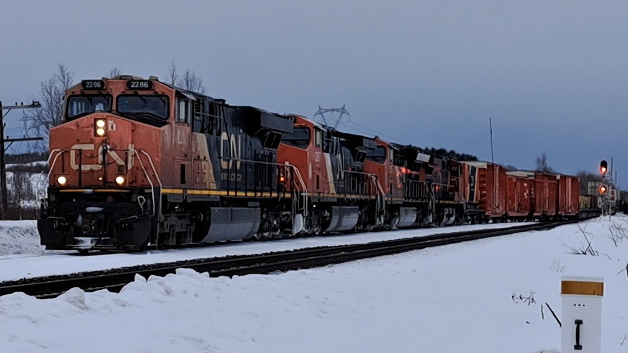 Train With EPIC Consist Had To Come To A Stop With 5 Engines! Watch The Train Leave!