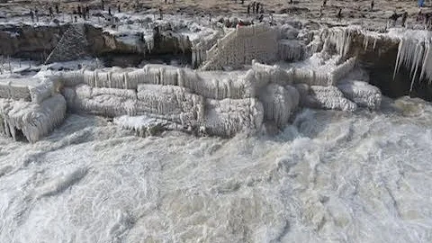 Splendid Icy Bridge Scenery Appears at World's Largest Yellow Waterfall - DayDayNews