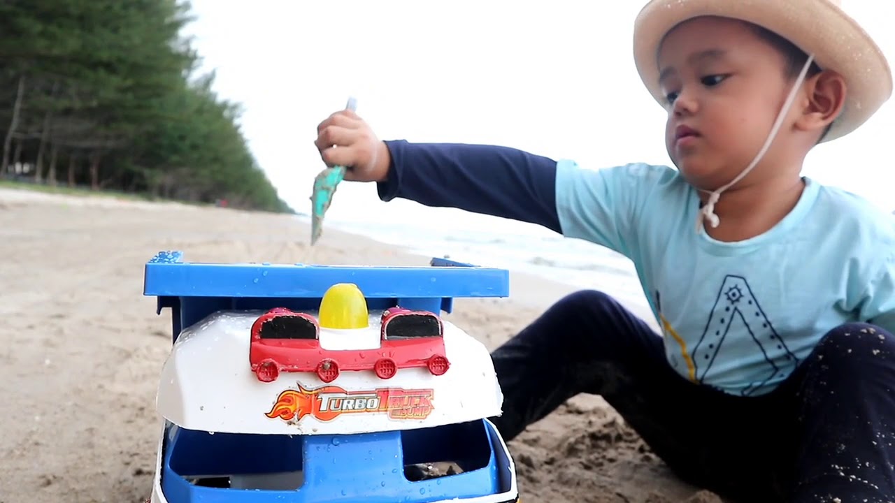 Senangnya Mainan  Truk  dan Main Pasir di Pantai YouTube