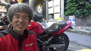 バイク屋の夕方　ウォーターポンプのカバーを外して、ガスケットを剥がす作業に多くを費やしてしまいました。
