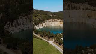 Lago turquesa de la mina de Cartelle, Ourense a vista de drone.