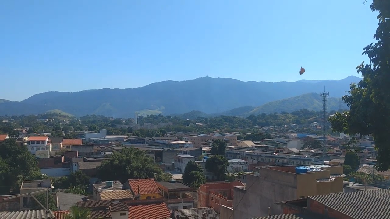 Manhã de Quinta feira.Hoje  com céu azul muito calor nem sinal de chuva por aqui em Santíssimo RJ.!!